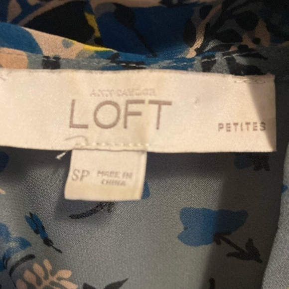 ANN Taylor Loft petites grey/blue flower patterned blouse. - Picture 4 of 9